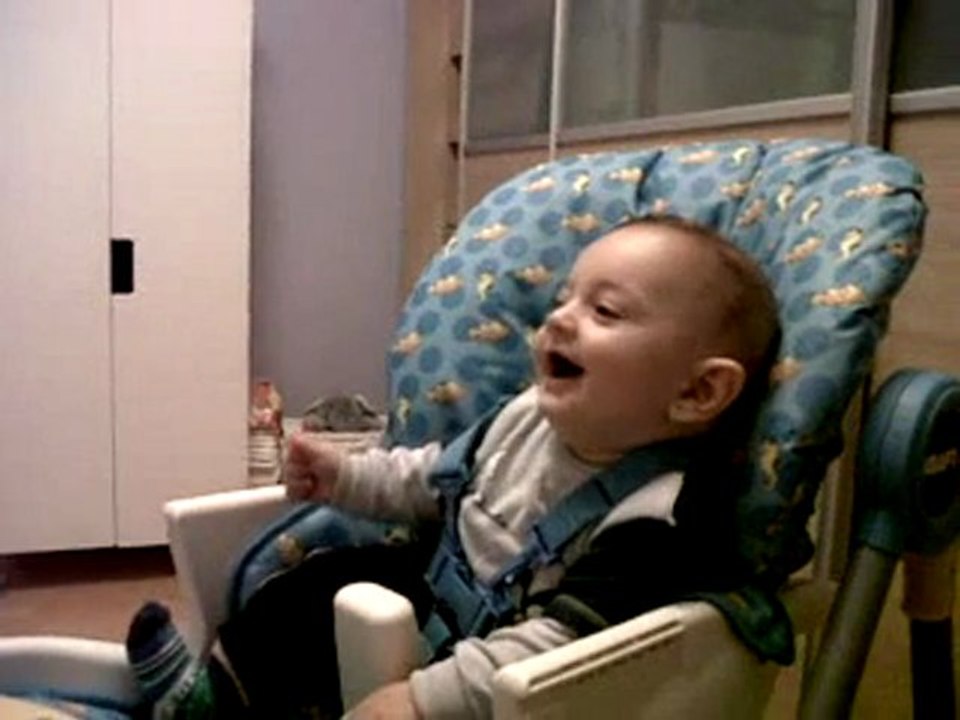 Kahkaha atan Çınar bebek