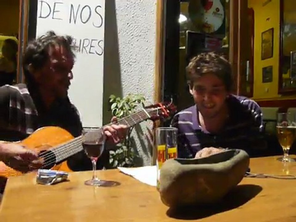 Gaetan chante le tract ...