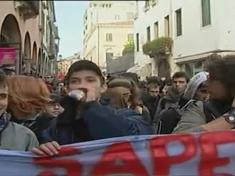GLI STUDENTI TORNANO IN PIAZZA