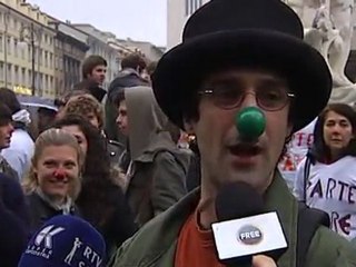 'INDIGNADOS' SFILANO VESTITI DA CLOWN