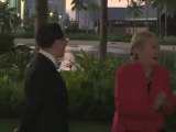 Un homme nu court derrière Hillary Clinton hilare