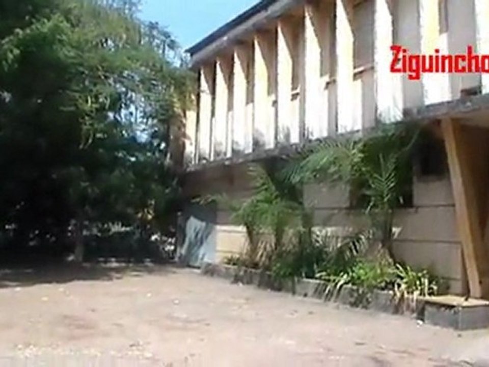 TEST - Ancien Hôtel de Ville de Ziguinchor vu de l'intérieur de la cour 15-11-11 (2)