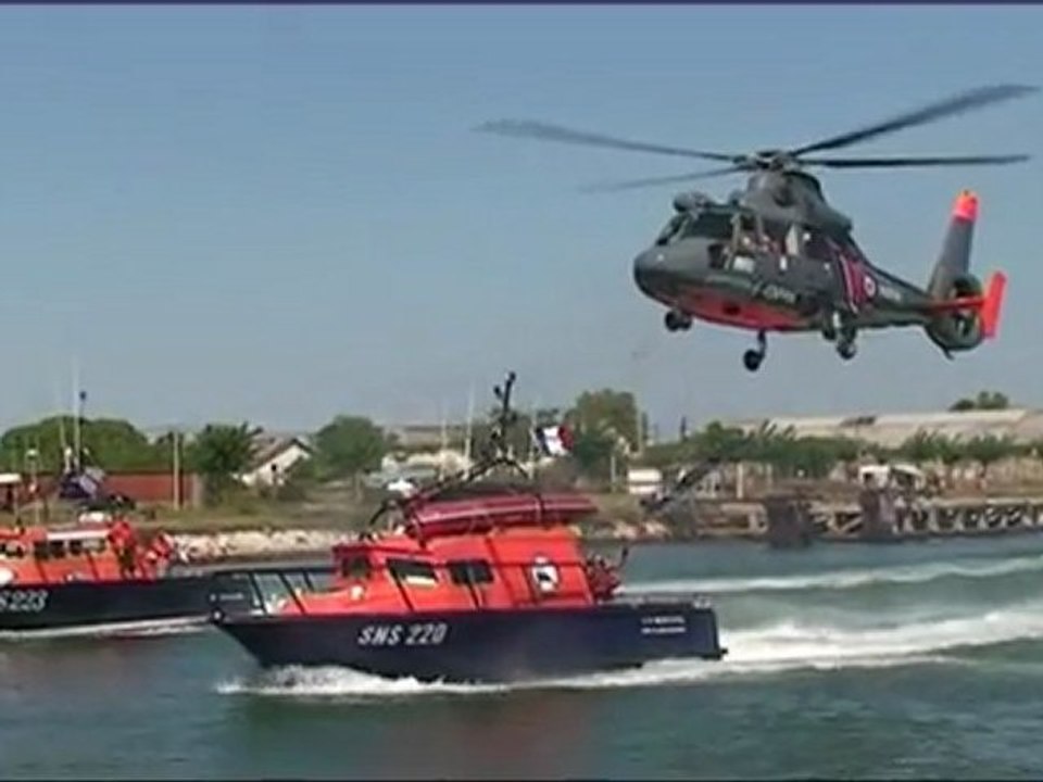 Le Dauphin, hélicoptère de la Marine ....