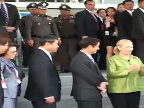 Las víctimas de las inundaciones de Tailandia reciben la visita de Hillary Clinton