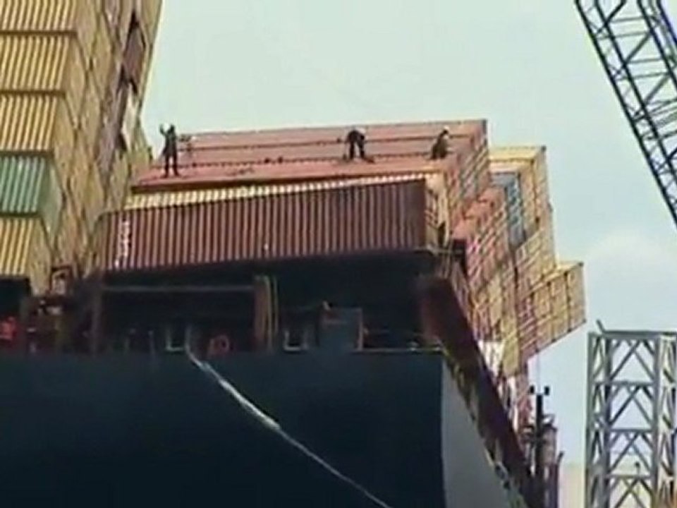 Containers removed from stricken ship off New Zealand coast