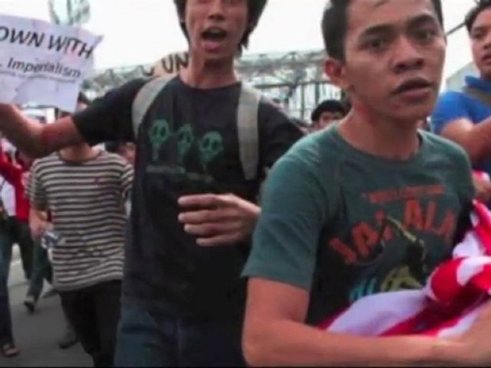 La caravana de Hillary Clinton fue atacada con pintura en Filipinas
