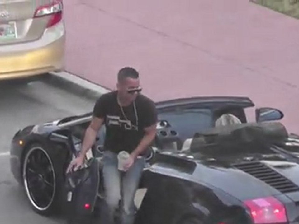 Reality star verklagt modehaus