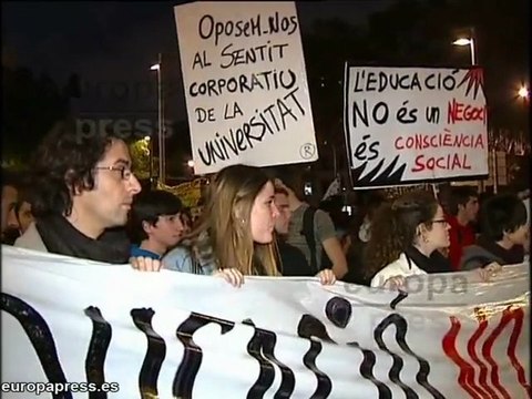 Miles de estudiantes se manifiestan en Barcelona