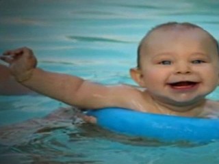 Apprendre à nager à son enfant.