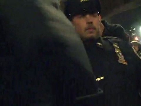 Occupy New-York : une journaliste de l'AFP filme sa propre arrestation