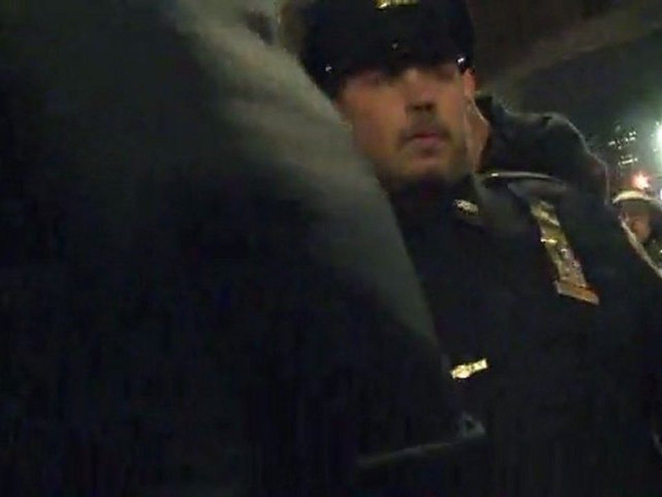 Occupy New-York : une journaliste de l'AFP filme sa propre arrestation
