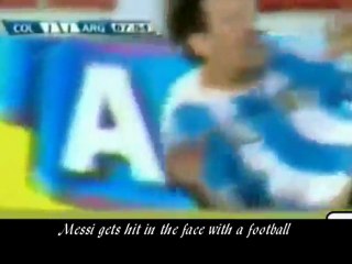 Lionel Messi prend un ballon en pleine tête