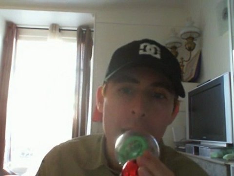 Wiwi égratigne les poches sous les yeux