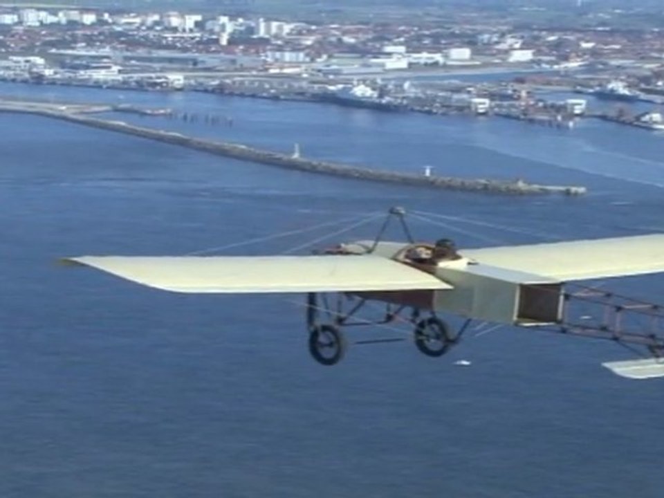 BLERIOT XI AU DESSUS DU PORT DE CALAIS.