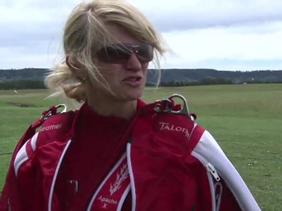 Nervenkitzel pur: australierinnen stürzen sich in die tiefe