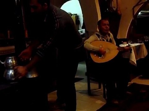 Musicien turc, propriétaire de la pension Kaya à Uçhisar en Cappadoce Turquie