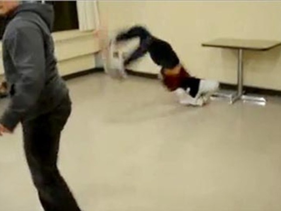 Il casse une table avec sa tête par accident