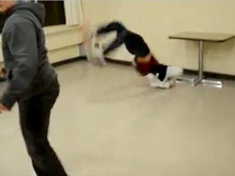 Il casse une table avec sa tête par accident