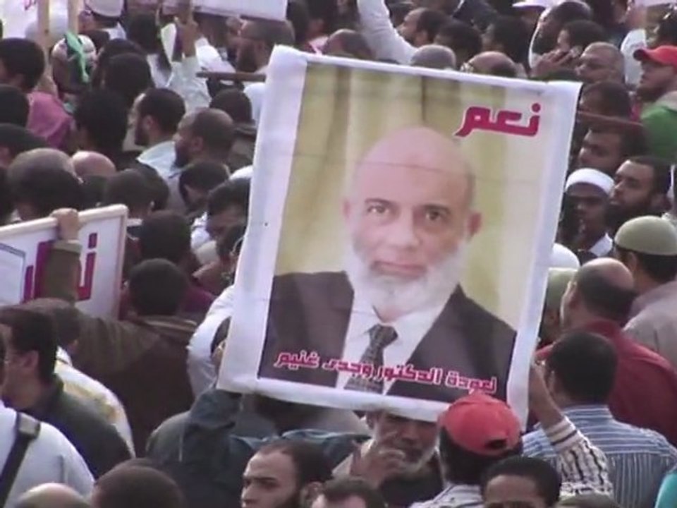 Egípcios pressionam militares