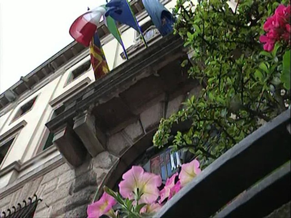 PROTESTA SOTTO PALAZZO PILONI