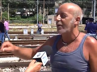 TRENI BLOCCATI DA 40 MANIFESTANTI
