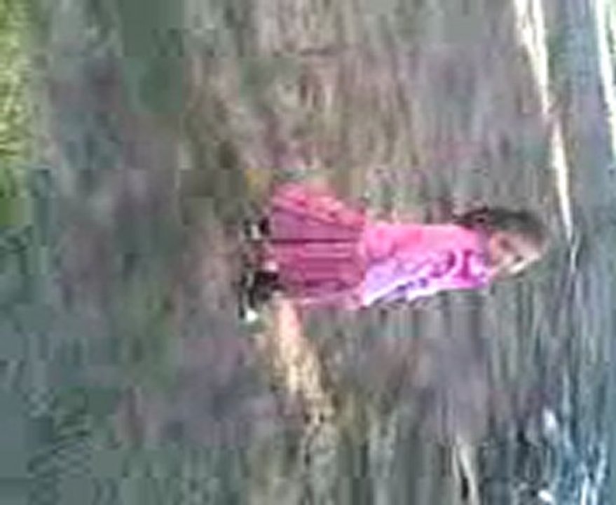 Kolbastı oynayan küçük kız