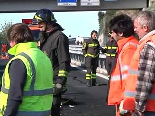 CAMION VA A FUOCO, SUPERSTRADA IN TILT