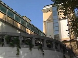 CALCI E PUGNI AD AGENTI: 2 ARRESTI