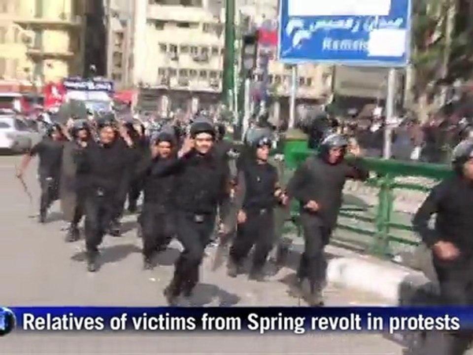 Egypt police clash with protesters in Tahrir Square