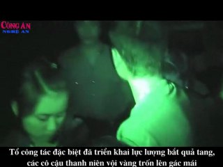 Đập đá, gặp công an, chui lên mái trốn