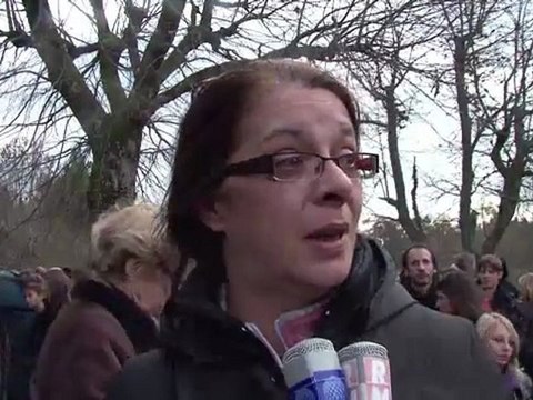 Amis, proches et parents d'élèves ont défilé en silence pour rendre hommage à Agnès