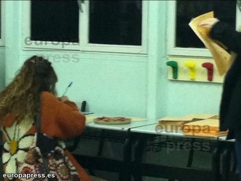 Camisetas verdes y plato de chorizo en las votaciones