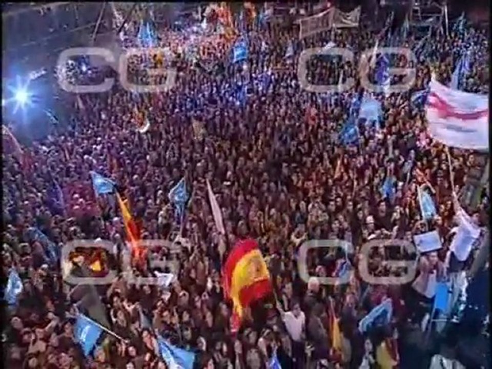 Rajoy bota en el balcón de Génova