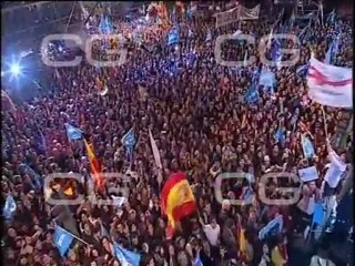 Rajoy bota en el balcón de Génova