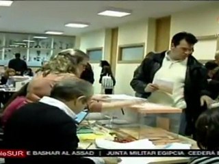 Españoles votan y esperan mejoras en la economía