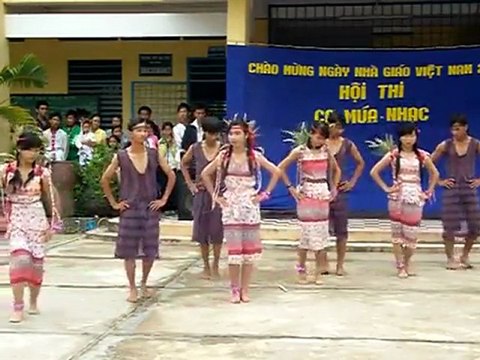 TRƯỜNG TRUNG HỌC BA CHÚC 10A9 Múa Chiều Lên Bản Thượng