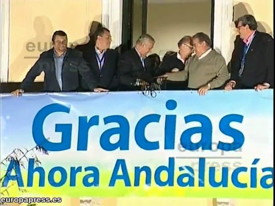 Arenas en el balcón de la sede del PP-A