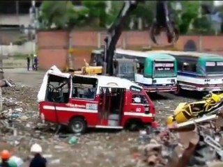 Destruction d'un vieux bus en tilt-shift
