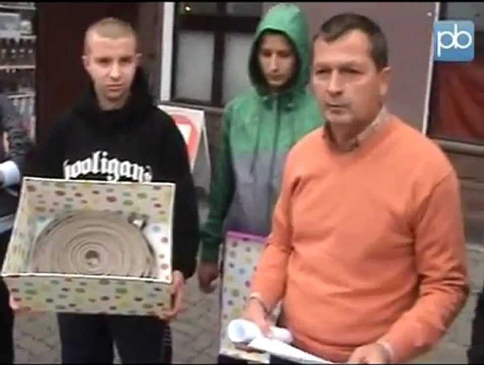 Wąż dla Donalda Tuska od kibiców Zawiszy Bydgoszcz