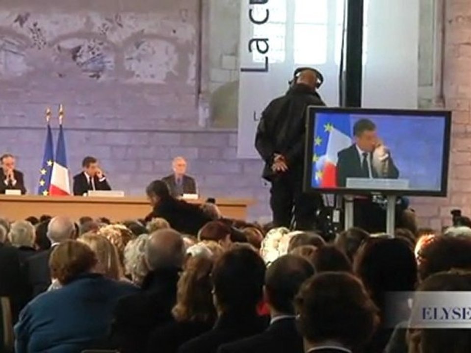Le ministre et les participants au Forum d'Avignon réagissent au discours du Président