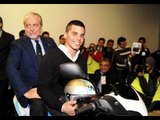 Napoli - De Laurentis mantiene la parola e regala la moto al ragazzo del passaggio