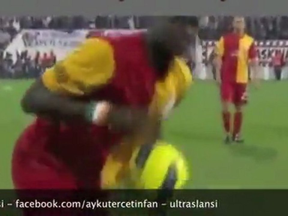EBOUE : allumé par les supporters de Bestikas !