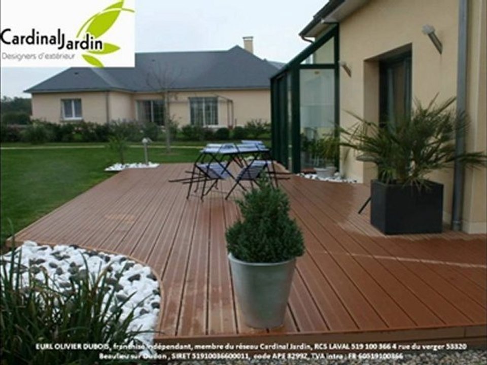 Terrasse bois composite design avec galets noirs et blancs