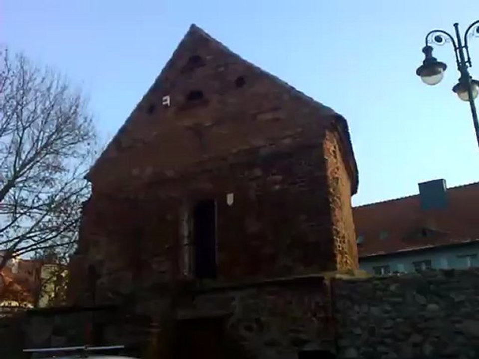 Zachód słońca na tle murów obronnych