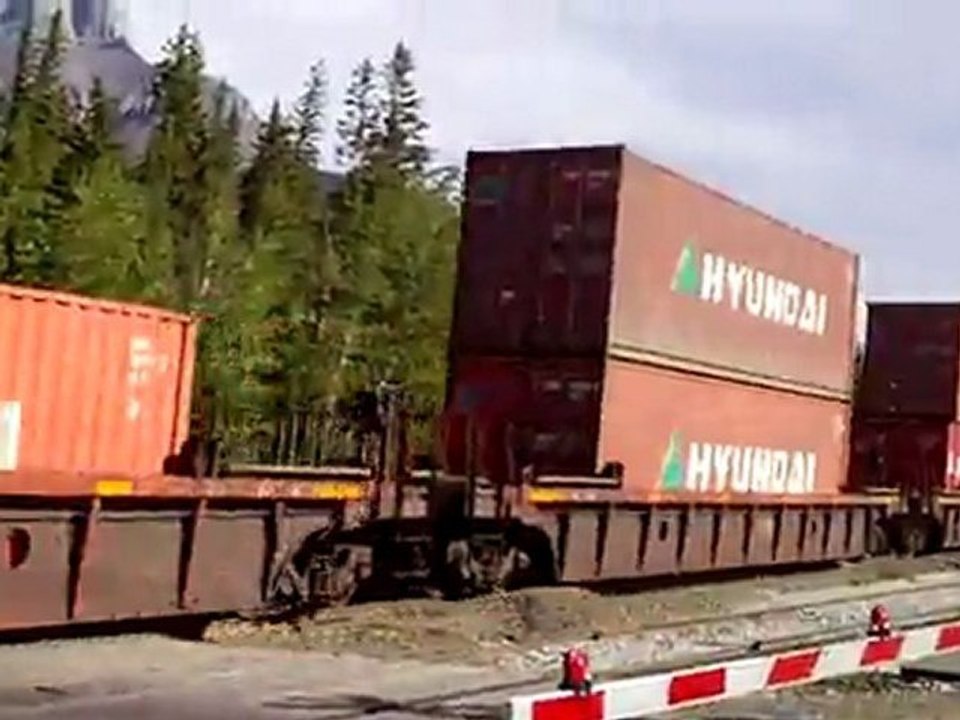 un train quitte la gare de Banf destination cote pacifique