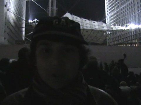 Indignés PAS résignés à la Défense - Jeune La Défense