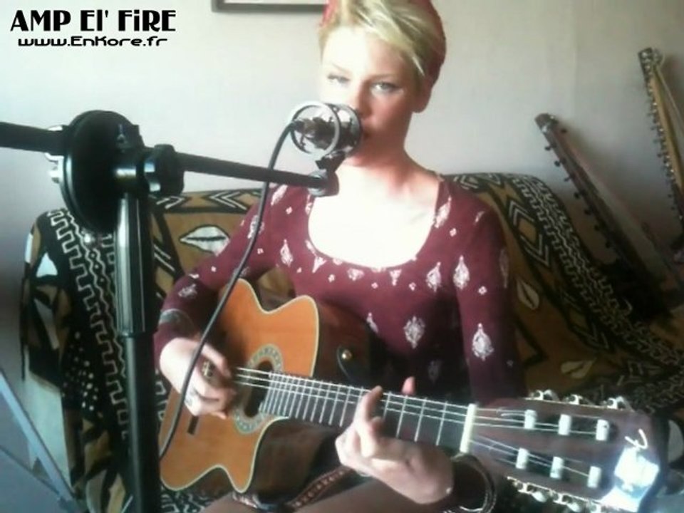 Phoebe Jacobs chante sur Amp el'Fire, ampli portable à piles (www.enkore.fr)
