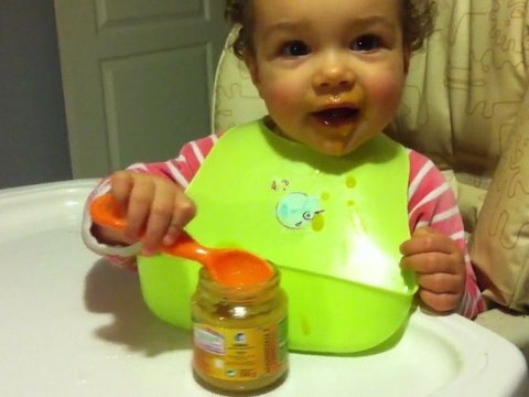 Lucie mange toute seule - Première tentative