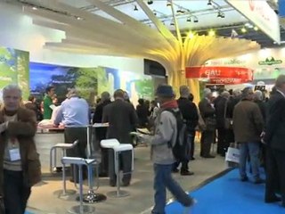 Le Président du Sénat visite le Salon des maires