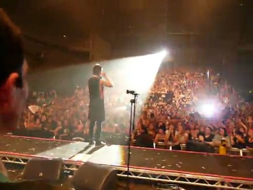 30 Seconds to Mars - Go on the scene + Jared singing with fans @ Lyon (2011) (14)